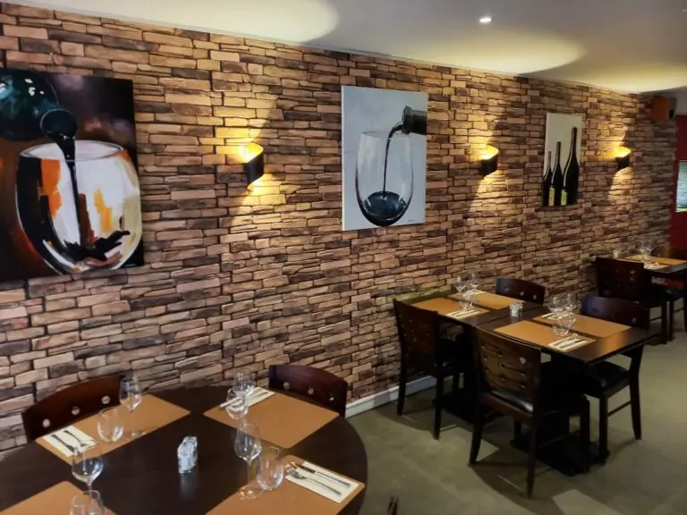 Salle de restaurant exposant des œuvres d’art avec Trait d’Union
